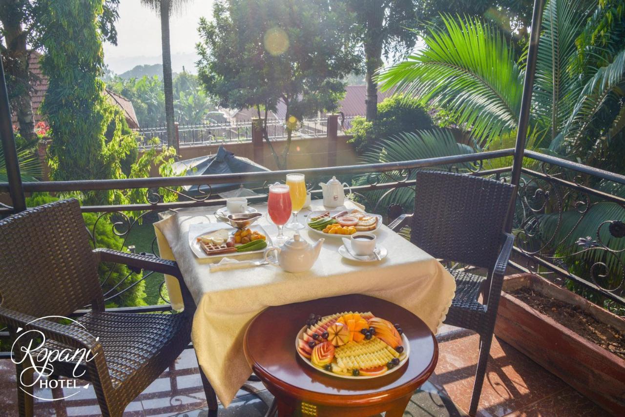Ropani Hotel Kitende Экстерьер фото